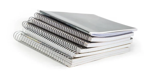 Pilha dos diferentes cadernos de exercícios com encadernação em espiral de arame — Fotografia de Stock