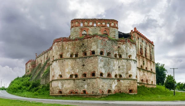 Wschodnia wieża średniowiecznej twierdzy Medzhybizh, obwód Chmielnicki, Ukraina — Zdjęcie stockowe