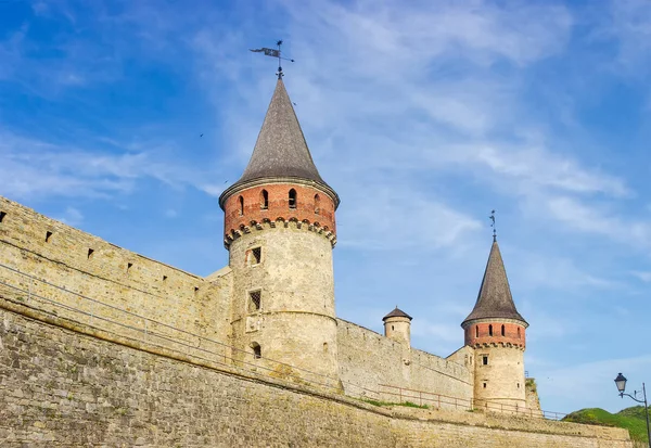Torres de defensa y muro de fortaleza medieval, Kamianets-Podilsk, Ucrania —  Fotos de Stock