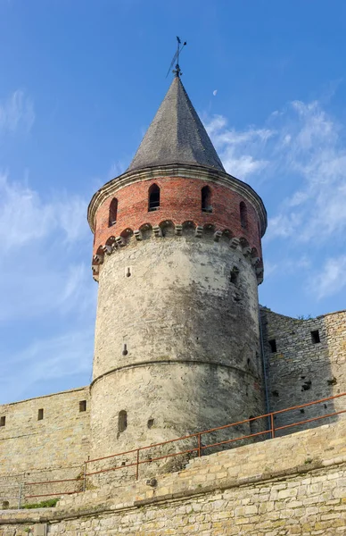 Torre de defensa de la fortaleza medieval en Kamianets-Podilskyi, Ucrania — Foto de Stock