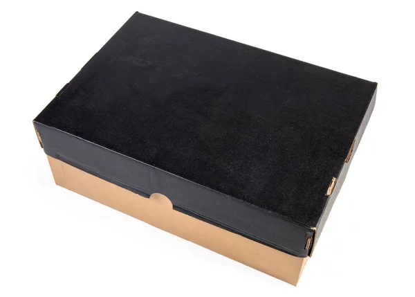Черный закрытый картонная коробка обуви на белом фоне — стоковое фото