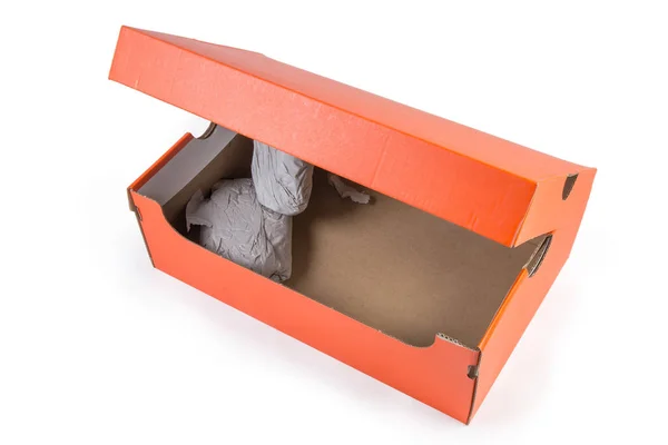 Deels open oranje kartonnen schoenenbak op een witte achtergrond — Stockfoto