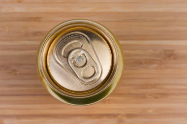 Ahşap bir yüzey üzerinde kapalı içecek can üst görünümü