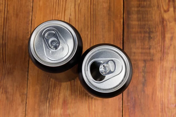두 개의 금속 음료 캔의 상단 보기, 열고 닫혀 — 스톡 사진