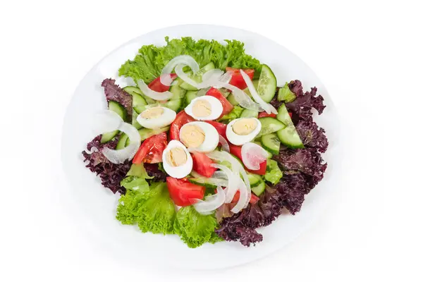 Salada de legumes com ovos de codorna cozidos no prato branco — Fotografia de Stock