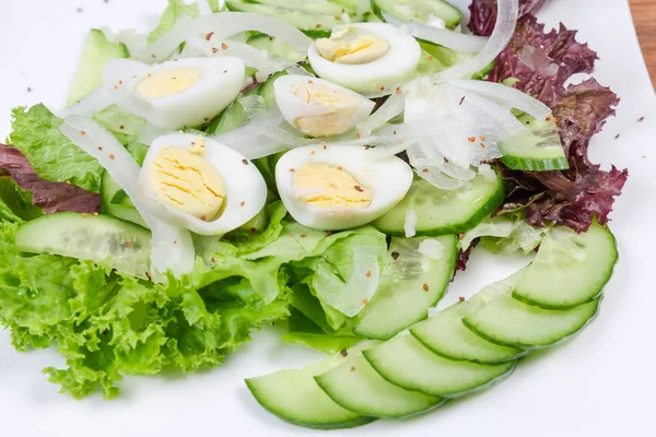 Vegetabilsk salat med kogte vagtelæg nærbillede - Stock-foto