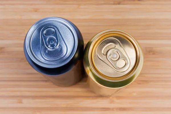 Vista superior de dos latas de bebidas selladas en la superficie de madera —  Fotos de Stock