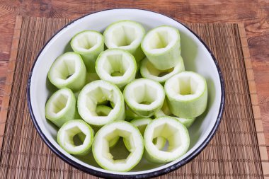 Dolma için hazırlanan sebze iliği ham özlü parçalar