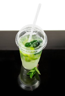 Mojito plastik bardak, koyu yansıtıcı yüzeyüzerinde nane