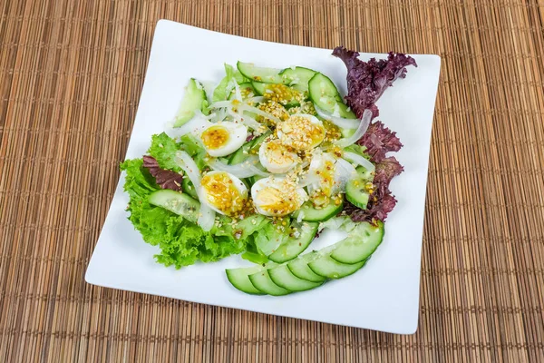 Insalata di verdure con uova di quaglia bollite su piatto quadrato — Foto Stock