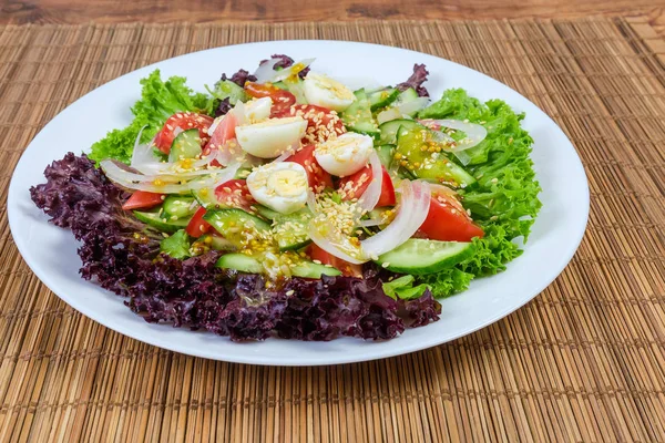 Ensalada de verduras con huevos de codorniz cocidos y con aderezo de mostaza —  Fotos de Stock