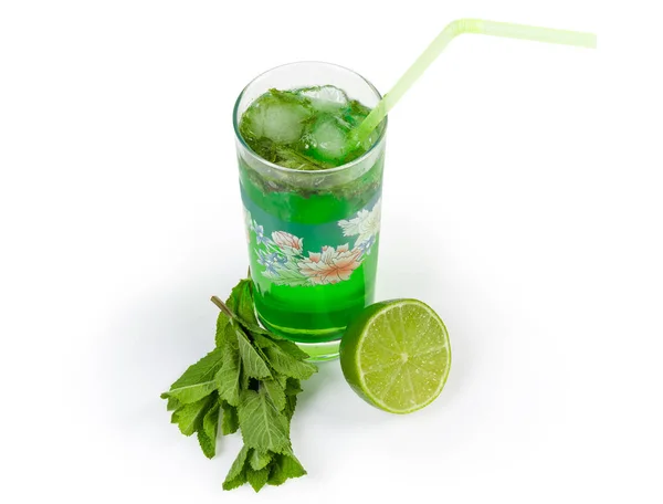 Bebida fría de menta, ramitas de menta y lima sobre fondo blanco — Foto de Stock