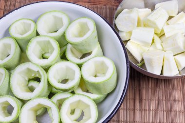 Dolma için hazırlanan sebze iliği ham özlü parçalar