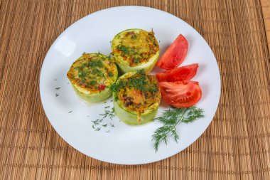 Fırında sebze iliği ve taze domates dilimleri parçaları dolması