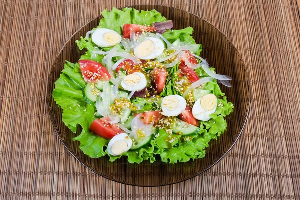 Vista superior de ensalada de verduras con huevos de codorniz cocidos — Foto de Stock