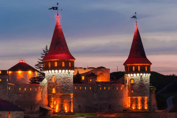 Türme der mittelalterlichen Festung mit abendlicher Hintergrundbeleuchtung, Kamianez-Podilskyi, Ukraine — Stockfoto