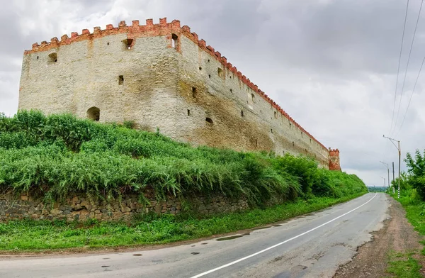 Muro de defensa sur de la fortaleza medieval de Medzhybizh, Óblast de Khmelnytska, Ucrania —  Fotos de Stock