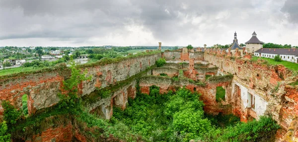Ruiny pałacu w twierdzy Medzhybizh, obwód Chmielnicki, Ukraina — Zdjęcie stockowe