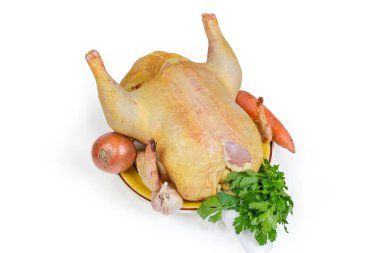 Beyaz arka plan üzerinde açık havada yetiştirilen broiler pişmemiş gutted karkas