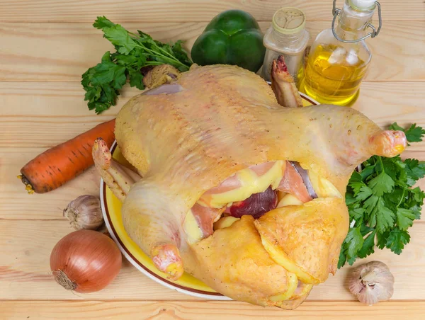 Vista dall'alto della carcassa cruda eviscerata di polli da carne e verdure — Foto Stock