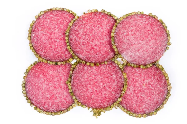 Plastry salami ze skorup z pieprzu na białym tle — Zdjęcie stockowe