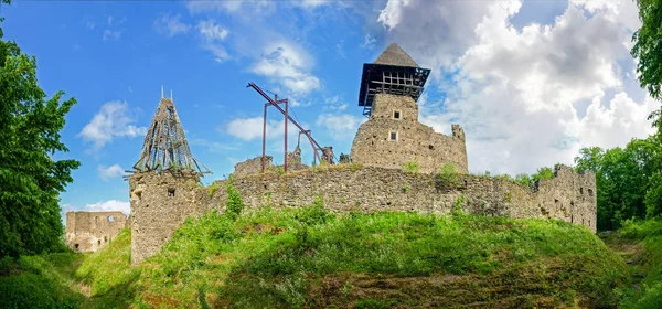 Piedra semi-arruinada Castillo Nevytske, Óblast de Zakarpattia, Ucrania — Foto de Stock