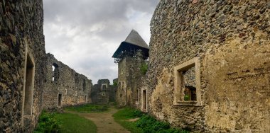 Nevytske Kalesi'nin yarı yıkık avlusu, Zakarpattia Oblastı, Ukrayna