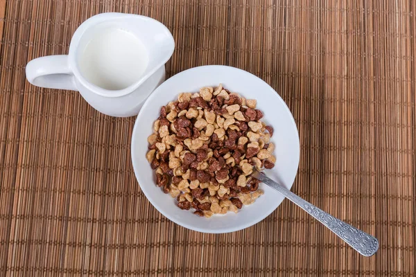 Vue du dessus des céréales pour petit déjeuner avec lait et cuillère — Photo