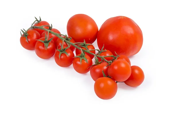 Agrupamento de tomates cereja e tomates comuns no fundo branco — Fotografia de Stock