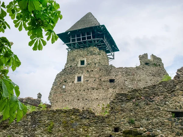 Hoofdtoren van het halfgeruïneerde Nevytske-kasteel, oblast Zakarpattia, Oekraïne — Stockfoto