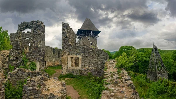 Halbzerstörte steinerne Burg Nevytske, Oblast Sakarpattia, Ukraine — Stockfoto