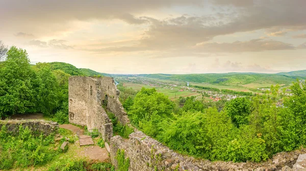 Ruinas del Castillo Nevytske contra el valle del río Uzh, Ucrania —  Fotos de Stock