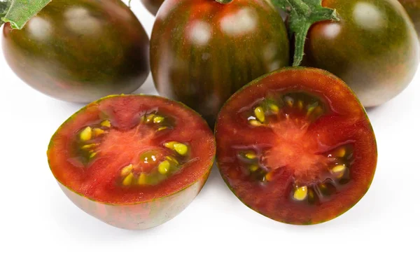 Tomat ceri kumato dipotong setengah melawan tomat lainnya — Stok Foto