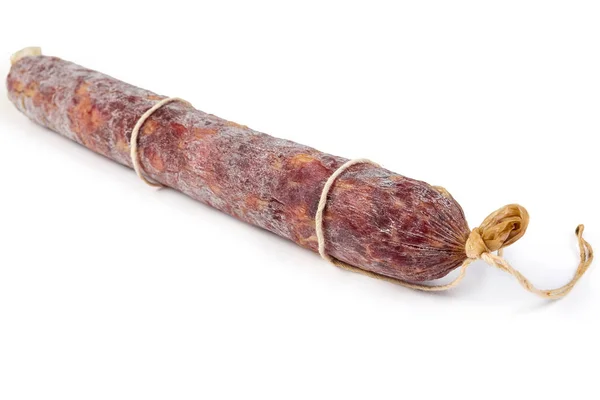 Salame inteiro close-up em um fundo branco — Fotografia de Stock