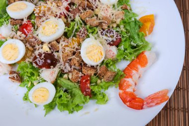 Karides ve bıldırcın yumurtası ile sebze salatası üst görünümü