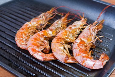 Izgara Arjantin kırmızı karides ızgara tavada yakın çekim