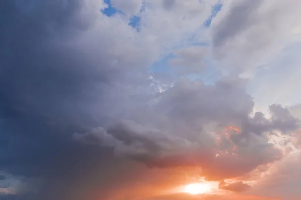 Fragmento del cielo con nubes y sol al atardecer —  Fotos de Stock