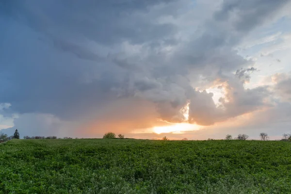 夕暮れ時の汚れの上に雲と太陽と空 — ストック写真