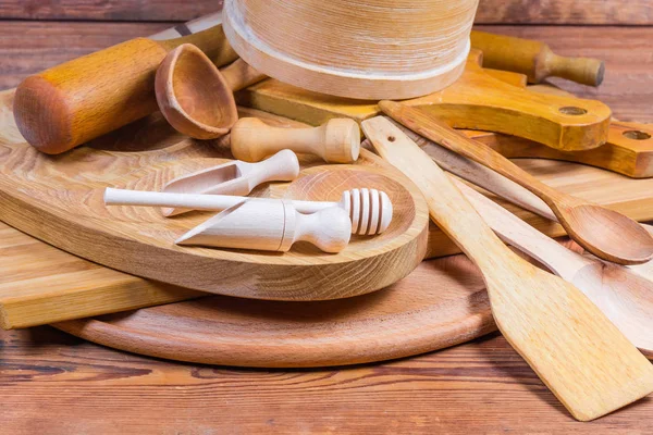 Verschillende houten keukengerei op de rustieke tafel — Stockfoto