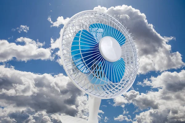 Moderno ventilador eléctrico doméstico contra del cielo con nubes —  Fotos de Stock