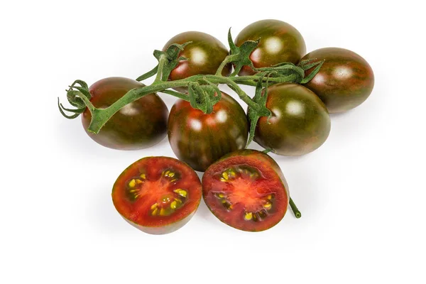 Tomat ceri kumato dipotong setengah melawan cluster tomat — Stok Foto