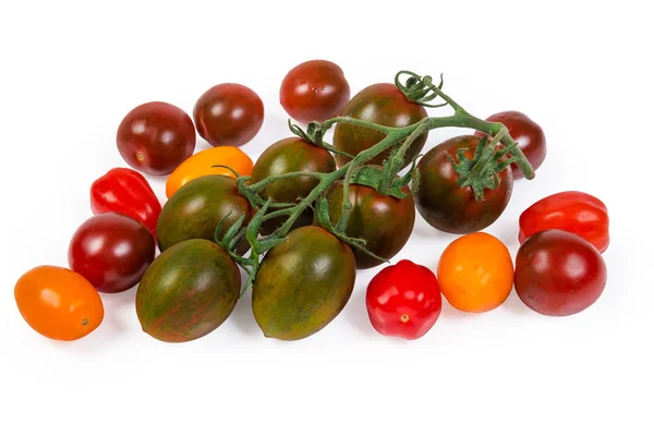 Berbagai macam tomat ceri segar yang berbeda pada latar belakang putih — Stok Foto