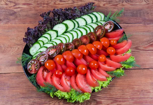 Ensalada de tomates y pepinos en rodajas sobre mesa rústica —  Fotos de Stock