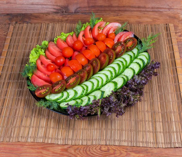 Salada de tomates fatiados e pepinos em mesa rústica — Fotografia de Stock