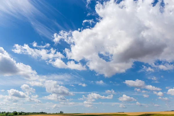 Cielo con cúmulos y nubes de cirros sobre campos — Foto de Stock