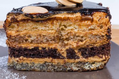 Katmanlı çikolatalı sünger kek yakın çekim kesiti