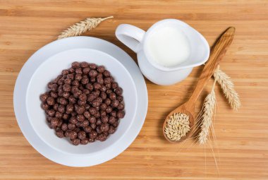 Kahvaltılık gevrek çikolata topları ve süt üst görünümü