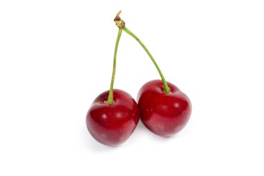 Beyaz arka plan üzerinde sapları iki kırmızı tatlı kiraz