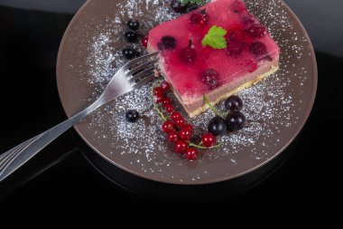 Çanak taze çilek ile katmanlı kek Parçası, çatal