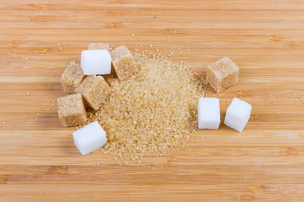 Купка коричневого цукру, коричнево-білих цукрових кубиків — стокове фото